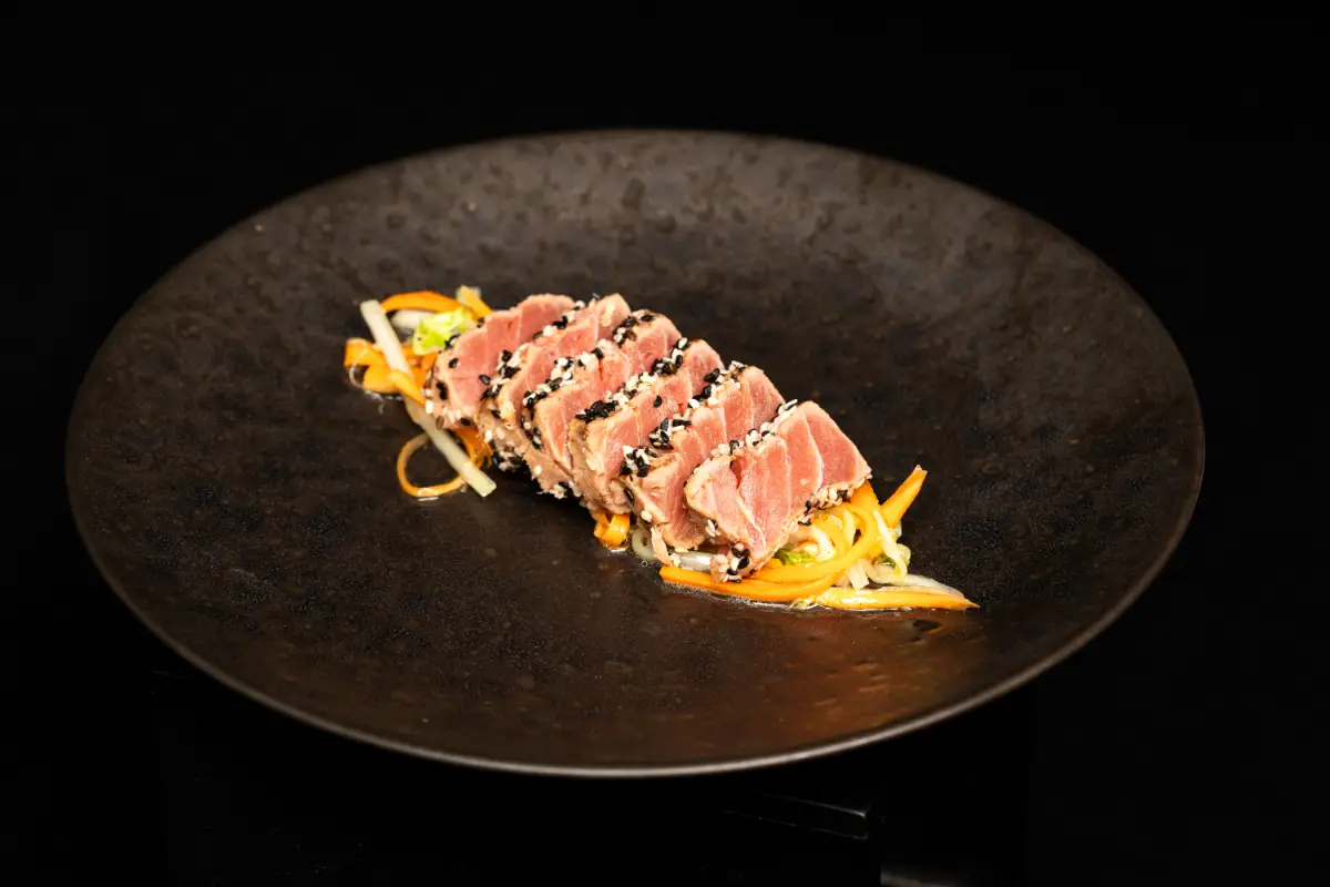 Tataki de thon, tagliatelles de légumes de saison marinées