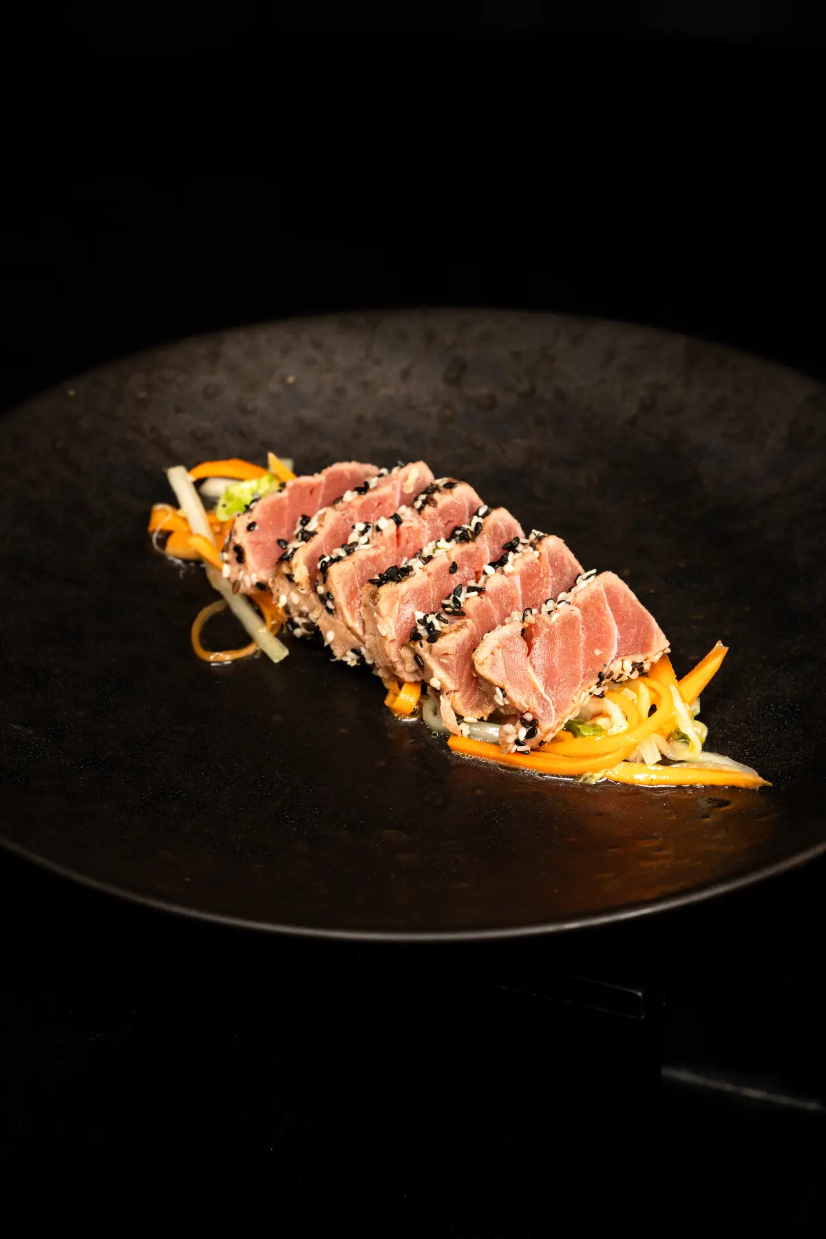   Tataki de thon, tagliatelles de légumes de saison marinées
